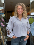 BLOUSE BRUIN/ECRU PALMBOOM PRINT