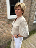 BLOUSE BEIGE MET PRINT TRAVEL MATERIAAL