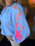 BLOUSE BLAUW MET STREEP EN PRINT MOUW