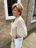 BLOUSE BEIGE MET PRINT TRAVEL MATERIAAL