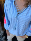 BLOUSE BLAUW MET STREEP EN PRINT MOUW