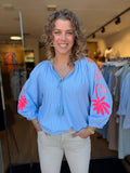 BLOUSE BLAUW MET STREEP EN PRINT MOUW