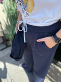 BROEK DONKER BLAUW MET OFF WHITE TAILLEBAND