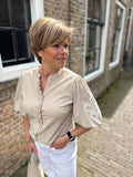BLOUSE BEIGE MET PRINT TRAVEL MATERIAAL