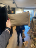 TASSEN LEER BEIGE EN ROOM WIT