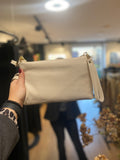 TASSEN LEER BEIGE EN ROOM WIT