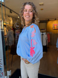 BLOUSE BLAUW MET STREEP EN PRINT MOUW