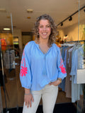 BLOUSE BLAUW MET STREEP EN PRINT MOUW